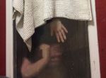 La mujer atrapada entre las dos ventanas.