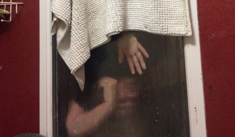 La mujer atrapada entre las dos ventanas. La mujer atrapada entre las dos ventanas.