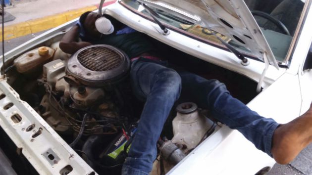 Persona hacinada en el motor de un coche Persona hacinada en el motor de un coche
