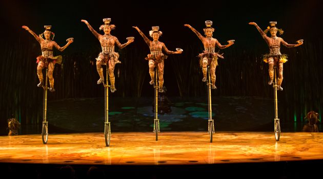 El número 'Unicycles with Bowls', uno de los más espectaculares de 'Tótem' El número 'Unicycles with Bowls', uno de los más espectaculares de 'Tótem'