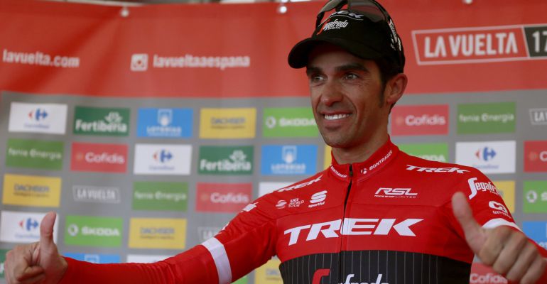 Alberto Contador celebra su victoria en el podio del Angliru Alberto Contador celebra su victoria en el podio del Angliru
