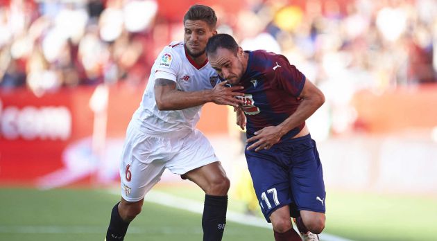 Carriço y Kike García pugnan por llevarse la pelota Carriço y Kike García pugnan por llevarse la pelota