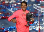 MCX001. New York (United States), 10/09/2017.- Rafael Nadal of Spain celebrates with the championship trophy after defeating Kevin Anderson of South Africa to win the US Open Tennis Championships men's final round match at the USTA National Tennis Center in Flushing Meadows, New York, USA, 10 September 2017. The US Open runs through September 10. (España, Abierto, Tenis, Nueva York, Sudáfrica, Estados Unidos) EFE/EPA/DANIEL MURPHY *** Local Caption *** 53000073