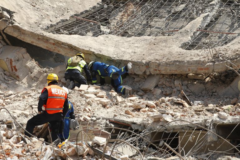 Las labores de rescate continúan en el Juchitán. Las labores de rescate continúan en el Juchitán.