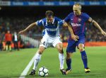 GRA554. BARCELONA,, 09/09/2017.- El centrocampista del FC Barcelona Andrés Iniesta pelea un balón con el jugador del Espanyol Víctor Sánchez, durante el partido de la tercera jornada de Liga en Primera División que se juega esta noche en el Camp Nou, en Barcelona. EFE/Alberto Estévez