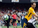 GRA278. VALENCIA, 09/09/2017.- El defensa del Atlético de Madrid Juanfran Torres (i) disputa un balón con el jugador del Valencia José Luis Gayá (d) durante el partido correspondiente a la tercera jornada de LaLiga Santander disputado hoy en el estadio de Mestalla. EFE/Juan Carlos Cárdenas