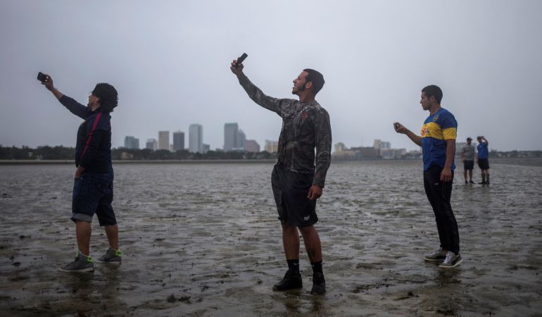 Habitantes de Tampa (Florida) fotografiando las consecuencias de Irma. Habitantes de Tampa (Florida) fotografiando las consecuencias de Irma.