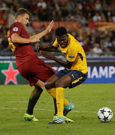 Thomas, en acción ante Dzeko. Thomas, en acción ante Dzeko.