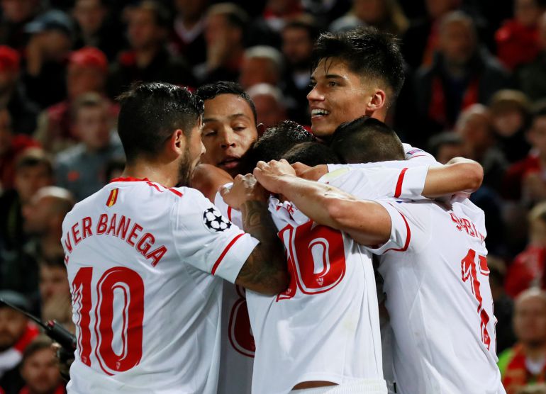 Los jugadores del Sevilla celebra el gol de Correa en Anfield Los jugadores del Sevilla celebra el gol de Correa en Anfield