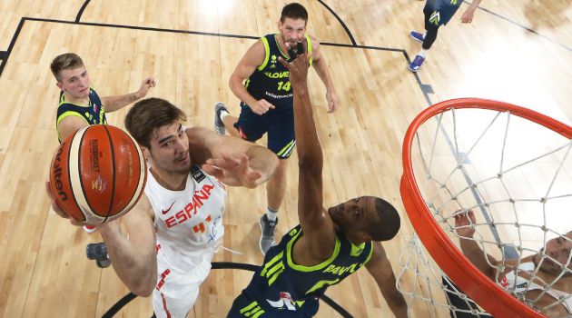 Juancho Hernángomez intenta conseguir una canasta ante Eslovenia Juancho Hernángomez intenta conseguir una canasta ante Eslovenia
