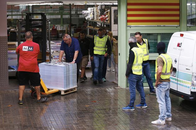 La Guardia Civil ha intervenido cerca de 100.000 carteles de publicidad. La Guardia Civil ha intervenido cerca de 100.000 carteles de publicidad.