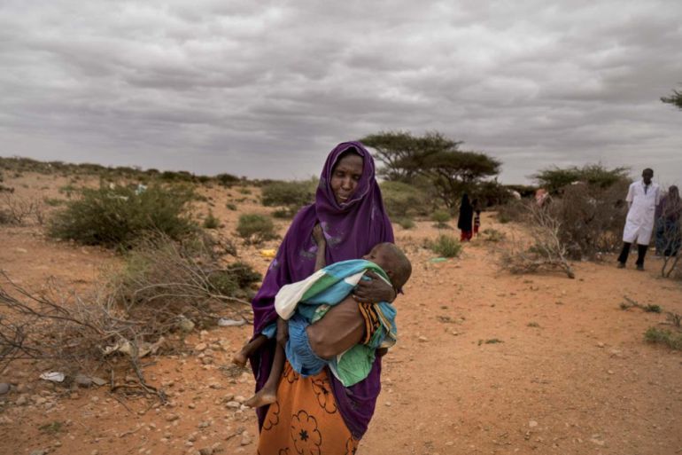 Una mujer con su hijo en Somalia. Una mujer con su hijo en Somalia.