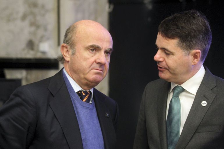 El ministro de Economía español, Luis de Guindos (i), habla con el ministro de Finanzas irlandés, Paschal Donohoe (d), durante una reunión de ministros de Economía y Finanzas de la eurozona El ministro de Economía español, Luis de Guindos (i), habla con el ministro de Finanzas irlandés, Paschal Donohoe (d), durante una reunión de ministros de Economía y Finanzas de la eurozona