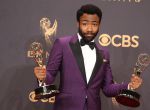 Donald Glover junto a dos premios.