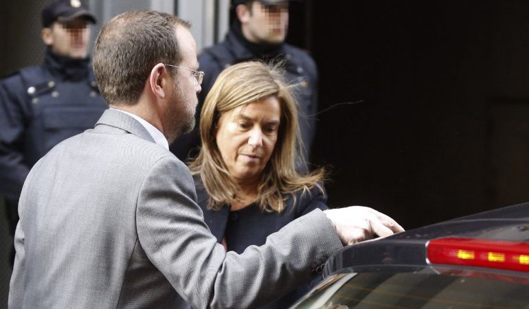 La exministra de Sanidad Ana Mato, a su salida de la Audiencia Nacional el 13 de marzo de 2015, tras ir a recoger el auto de apertura de juicio oral de la trama Gürtel. La exministra de Sanidad Ana Mato, a su salida de la Audiencia Nacional el 13 de marzo de 2015, tras ir a recoger el auto de apertura de juicio oral de la trama Gürtel.