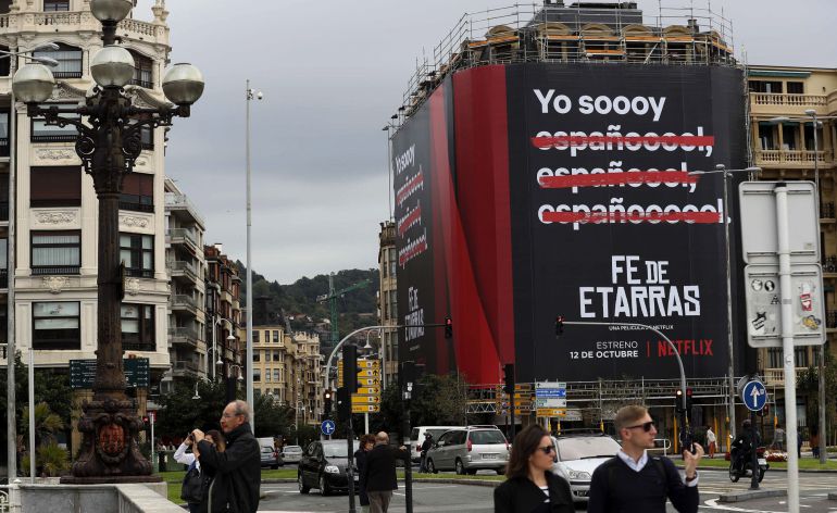 Un cartel anuncia la película "Fe de Etarras", del realizador donostiarra Borja Cobeaga, en la fachada de un edificio del barrio de Gros de San Sebastiánuan Herrero. Un cartel anuncia la película "Fe de Etarras", del realizador donostiarra Borja Cobeaga, en la fachada de un edificio del barrio de Gros de San Sebastiánuan Herrero.