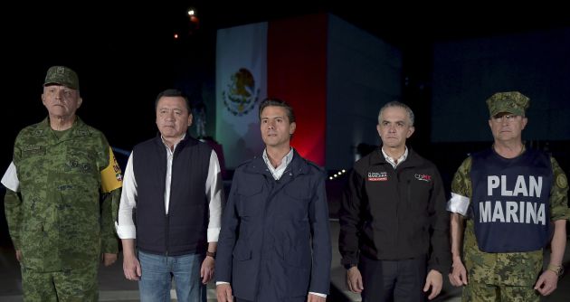 Fotografía cedida por la casa presidencial, del presidente de México, Enrique Peña Nieto (c) durante un mensaje ofrecido a la nacion en Ciudad de México, (México). Fotografía cedida por la casa presidencial, del presidente de México, Enrique Peña Nieto (c) durante un mensaje ofrecido a la nacion en Ciudad de México, (México).