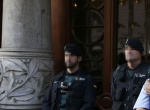 Agentes de la Guardia Civil y de los Mossos d'Esquadra en la puerta de la consellería de Economía