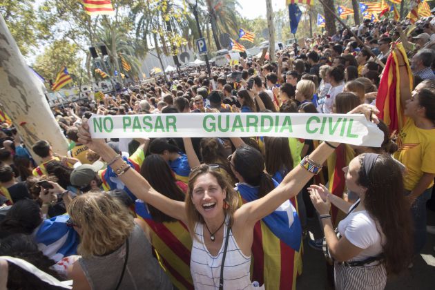 Centenares de personas, convocadas por ANC y Òmnium, se concentran ante el Tribunal Superior de Justicia de Cataluña (TSJC) Centenares de personas, convocadas por ANC y Òmnium, se concentran ante el Tribunal Superior de Justicia de Cataluña (TSJC)