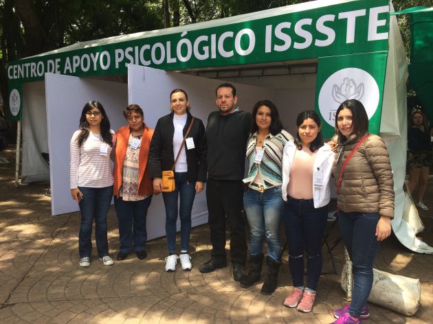 Brisa Torres junto al equipo de atención psicológica desplegado en Parque México Brisa Torres junto al equipo de atención psicológica desplegado en Parque México