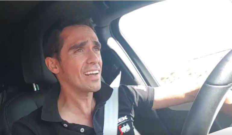 Vídeo de Contador cantando en su coche. Vídeo de Contador cantando en su coche.