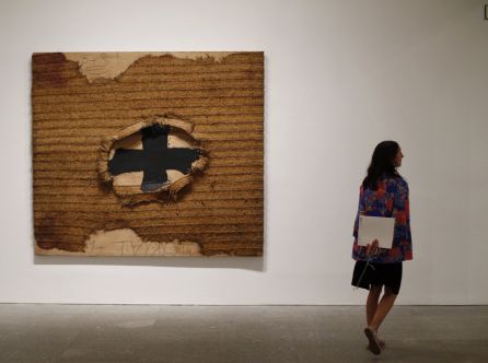 'Estora' (1994), pintura y collage sobre madera del artista barcelonés Antoni Tàpies 'Estora' (1994), pintura y collage sobre madera del artista barcelonés Antoni Tàpies