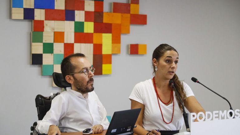 Los coportavoces de Podemos, Pablo Echenique y Noelia Vera, durante la rueda de prensa que han ofrecido este lunes tras la reunión del Consejo de Coordinación. Los coportavoces de Podemos, Pablo Echenique y Noelia Vera, durante la rueda de prensa que han ofrecido este lunes tras la reunión del Consejo de Coordinación.