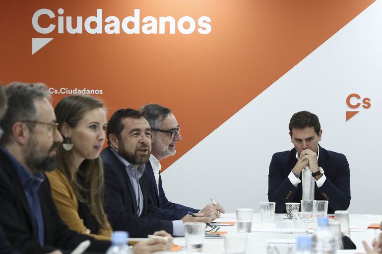 GRA146. MADRID, 25092017.- El presidente de Ciudadanos, Albert Rivera (d), junto a los miembros de su partido, Juan Carlos Girauta (i), Melisa Rodríguez, Miguel Gutiérrez (3i) y José Manuel Villegas (2d), durante la reunión que la Ejecutiva Nacional de la formación naranja ha celebrado hoy en la sede de Madrid. EFEMariscal GRA146. MADRID, 25092017.- El presidente de Ciudadanos, Albert Rivera (d), junto a los miembros de su partido, Juan Carlos Girauta (i), Melisa Rodríguez, Miguel Gutiérrez (3i) y José Manuel Villegas (2d), durante la reunión que la Ejecutiva Nacional de la formación naranja ha celebrado hoy en la sede de Madrid. EFEMariscal
