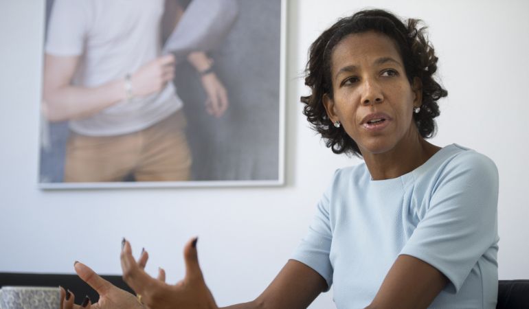 La escritora alemana Jennifer Teege durante una entrevista con motivo de la publicación de su obra 'Mi abuelo me habría pegado un tiro'. La escritora alemana Jennifer Teege durante una entrevista con motivo de la publicación de su obra 'Mi abuelo me habría pegado un tiro'.