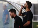 GRA581. SANT JOAN DESPÍ (BARCELONA), 22/09/2017.- Los jugadores del FC Barcelona Leo Messi (i) y Gerard Piqué (d), durante el entrenamiento en la ciudad deportiva Joan Gamper de Sant Joan Despí (Barcelona), preparatorio del partido de la sexta jornada de liga, partido que disputará mañana el Barça con el Girona en el estadio de Montilivi. EFE/Alejandro García