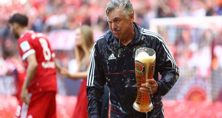 Ancelotti, bañado en cerveza durante una celebración con el Bayern Ancelotti, bañado en cerveza durante una celebración con el Bayern
