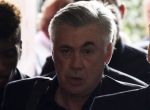 BAY01. MÚNICH (ALEMANIA), 28/09/2017.- El entrenador italiano del Bayern Múnich, Carlo Ancelotti, sale del autobús del equipo a su llegada a Múnich, Alemania, el 28 de septiembre del 2017. El Bayern Múnich cesó hoy a su entrenador Carlo Ancelotti, tras la derrota por 3-0 ante el PSG. EFE/Philipp Guelland