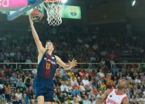 Thomas Heurtel entra a canasta ante la mirada de Jayson Granger.