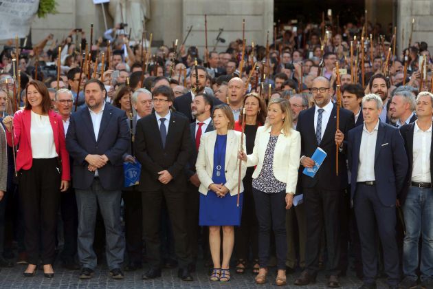 Puigdemont y Colau reciben en la Generalitat a los más de 700 alcaldes imputados por la fiscalía. Puigdemont y Colau reciben en la Generalitat a los más de 700 alcaldes imputados por la fiscalía.