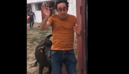 Iturralde González, en el momento en el que fue corneado por la primera del lote de Roberto García