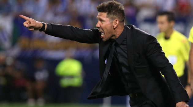 Simeone ordena a su equipo durante el partido Simeone ordena a su equipo durante el partido