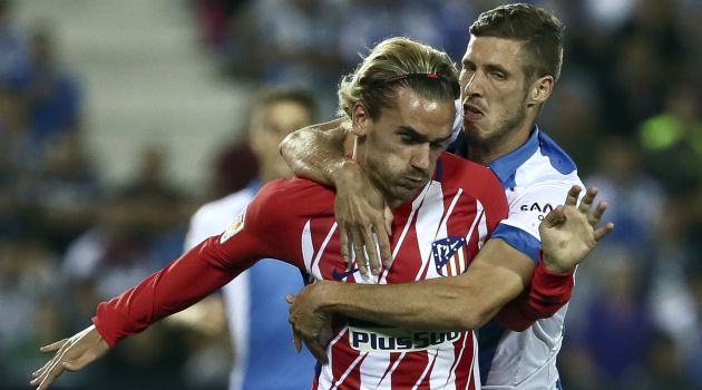 Rubén Pérez le hace falta a Antoine Griezmann durante el partido Rubén Pérez le hace falta a Antoine Griezmann durante el partido