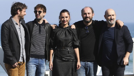 SAN SEBASTIÁN. El director Borja Cobeaga (2d) y los actores Gorka Otxoa (i), Miren Ibarguren (c), Javier Cámara (d) y Julián López (2i), durante la presentación ayer de "Fe de etarras", en la 65 edición del Festival Internacional de Cine de San Sebastián.
