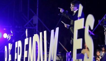 GRA337. BARCELONA, 29/09/2017.- El presidente de la Generalitat, Carles Puigdemont, interviene en el acto unitario del independentismo a dos días del 1-O, esta noche en Montjuic, Barcelona. EFE/Juan Carlos Cárdenas