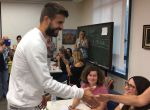 GRA163. BARCELONA, 01/10/2017.- Fotografía publicada en la cuenta de Twitter del futbolista del Barcelona Gerard Piqué. El futbolista del Barcelona Gerard Piqué ya ha votado en el referéndum del 1 de octubre, según se puede apreciar en una imagen que ha colgado en su perfil de dicha red social, que añade con un comentario: "Juntos somos imparables defendiendo la democracia". Piqué, que ha sido muy activo defendiendo que haya un referéndum, ha puesto una foto suya saludando sonriente a los miembros de una mesa electoral, rodeado de espontáneos que quieren dejar inmortalizado ese momento. EFE ***SÓLO USO EDITORIAL***