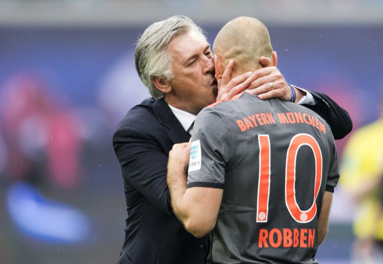 Ancelotti da un beso a Robben en una foto de archivo Ancelotti da un beso a Robben en una foto de archivo