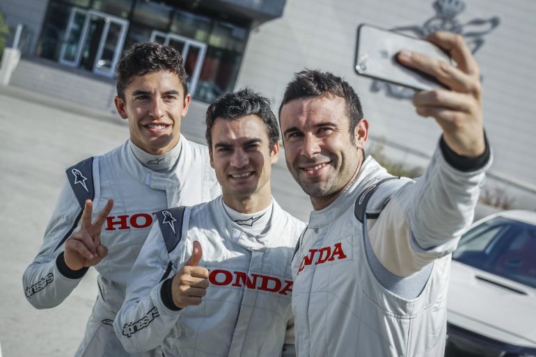 Los pilotos de Honda posan para un 'selfie', en un acto oficial del equipo Los pilotos de Honda posan para un 'selfie', en un acto oficial del equipo
