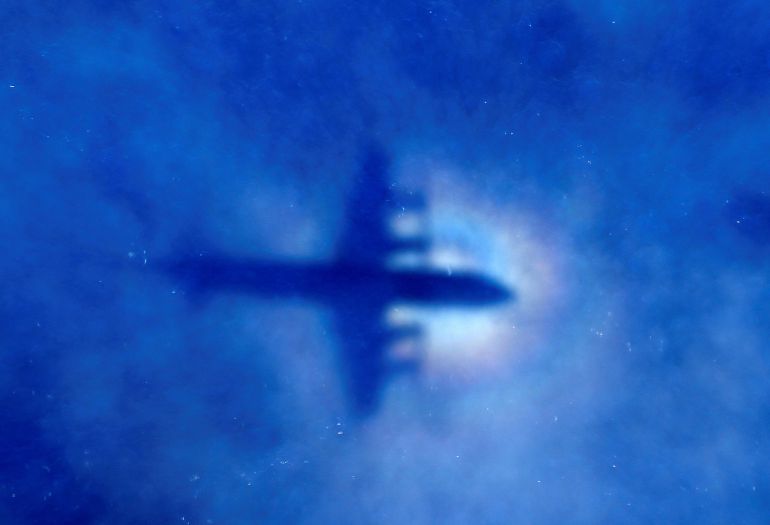 LA SOMBRA DE UN AVION de la Fuerza Aérea de Nueva Zelanda, en las labores de busqueda del avion de Singapur Airlines MH370 desaparecido hace tres años LA SOMBRA DE UN AVION de la Fuerza Aérea de Nueva Zelanda, en las labores de busqueda del avion de Singapur Airlines MH370 desaparecido hace tres años