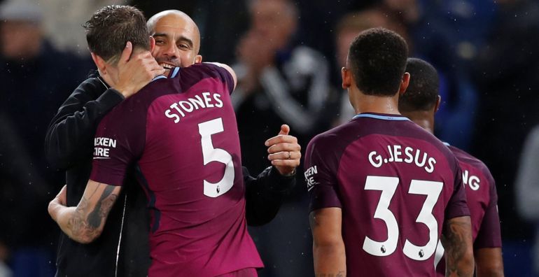 Stones y Guardiola se abrazan en un encuentro del Manchester City. Stones y Guardiola se abrazan en un encuentro del Manchester City.