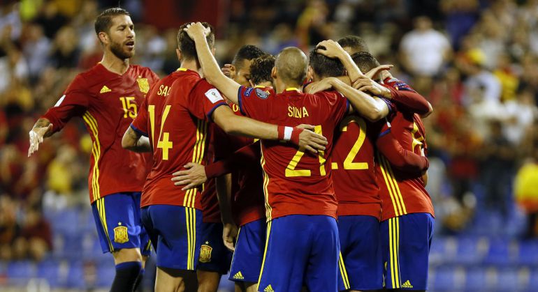 Los jugadores de España celebran su segundo gol ante Albania en partido de clasificación para el Mundial de Rusia 2018. Los jugadores de España celebran su segundo gol ante Albania en partido de clasificación para el Mundial de Rusia 2018.