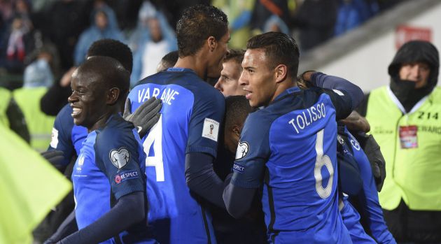 El equipo francés celebra el gol de Matuidi El equipo francés celebra el gol de Matuidi