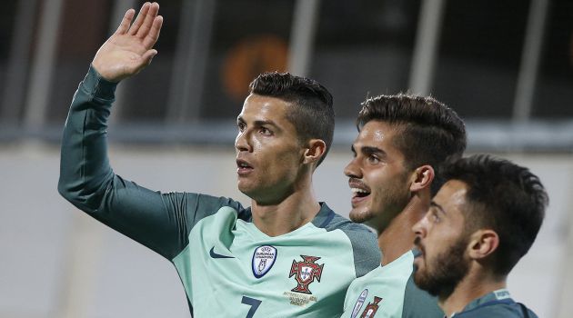 Cristiano Ronaldo celebra junto a André Silva el segundo tanto de Portugal Cristiano Ronaldo celebra junto a André Silva el segundo tanto de Portugal