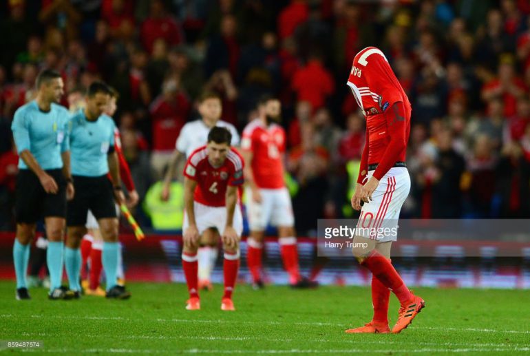 Ramsey se tapa la cara con la camiseta tras quedarse fuera del Mundial Ramsey se tapa la cara con la camiseta tras quedarse fuera del Mundial