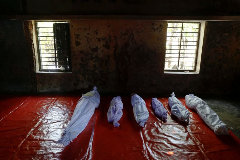 Cuerpos de refugiados Rohingyas que fallecieron cuando trataban de cruzar de Birmania a Bangladesh por el boca de mar de Sah Porir Dwip que separa ámbos países. Cuerpos de refugiados Rohingyas que fallecieron cuando trataban de cruzar de Birmania a Bangladesh por el boca de mar de Sah Porir Dwip que separa ámbos países.