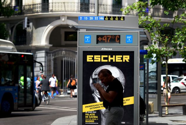 El termómetro de una parada de autobús en el centro de Madrid marcaba 47 grados el 13 de julio de 2017. El termómetro de una parada de autobús en el centro de Madrid marcaba 47 grados el 13 de julio de 2017.